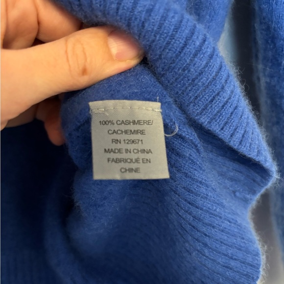 Cashmere V- neck sweater - Picture 3 of 3